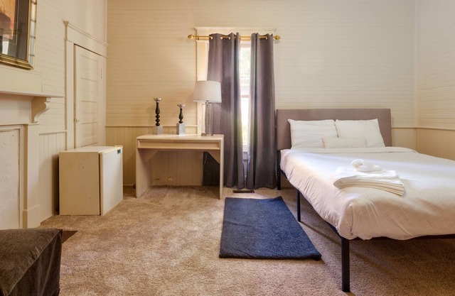 Nice Private Room near bus line @ Briggs room B