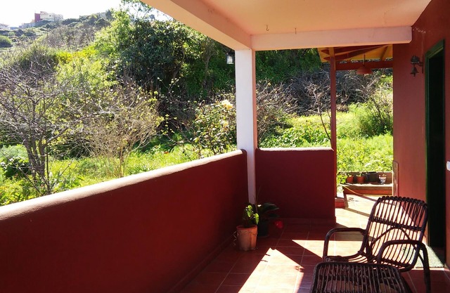 Agradable, tranquila casa de campo con vistas al mar y las montañas, Wifi