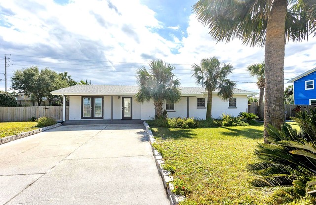 Nicely decorated 4 bedroom Sound View Home w/ Large Back Yard! Pet friendly!