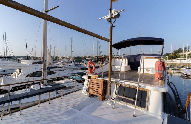 Noche a bordo de un barco de madera clásico