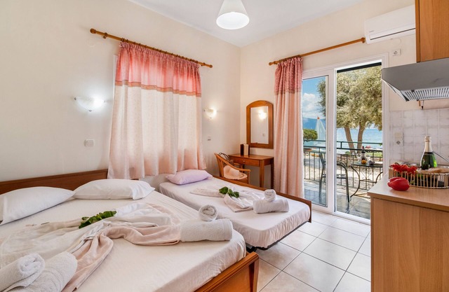 Apartamento estudio "Nikiana Club - Studio 5" con vistas al mar, piscina compartida y Wi-Fi