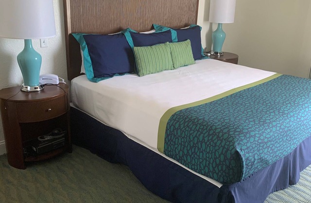 Lovely 2-bedroom condo in Daytona Beach Shores with AC, WiFi, fitness room