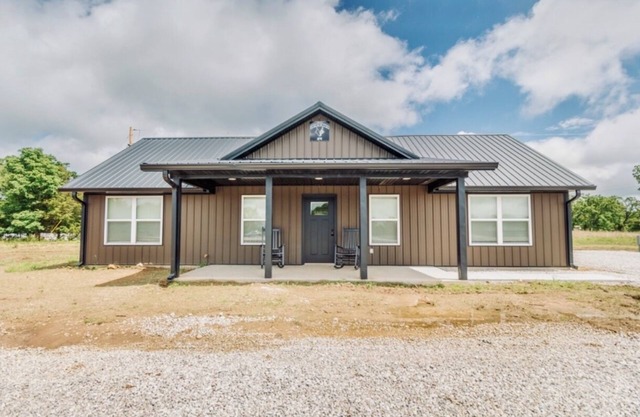 Nice cabin near Bennett Springs: stocked pond, gated entry, family-friendly!