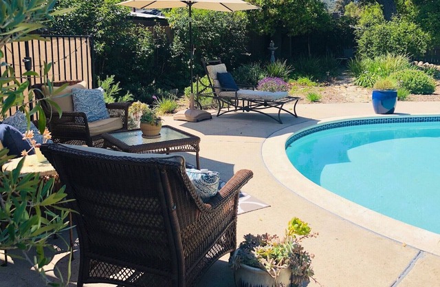 Brooke Haven, sala de estar en el interior y al aire libre de California con piscina, jacuzzi y diversión junto al fuego