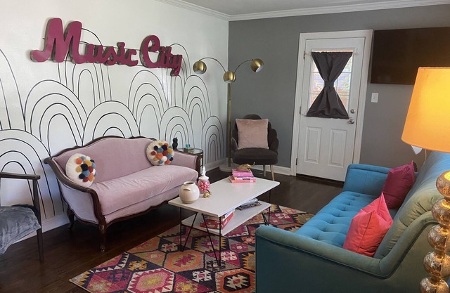 NO CLEANING FEE! Boro Babe Cave...Eclectic Vibes + Modern Amenities
