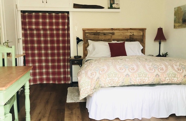 Privado, independiente de 2 hab con patio, piscina, jacuzzi y chimenea.