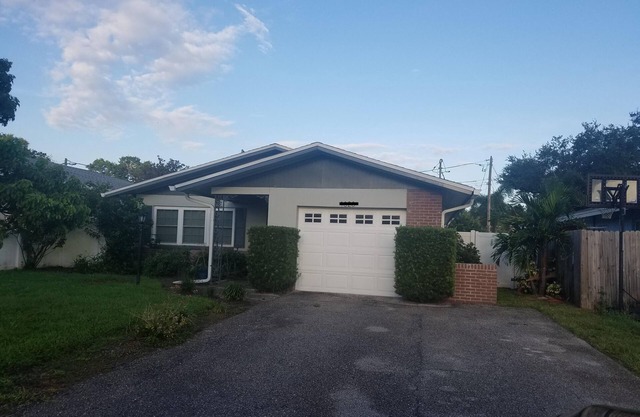 Fox Hollow- Central St Petersburg 3bed 2bath home