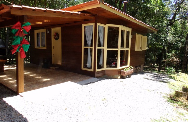 # Noble chalet crema en la esquina de la montaña de césped