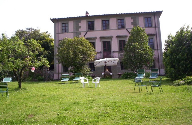 Noble VILLA con parque y piscina en Toscana entre Lucca y el mar.