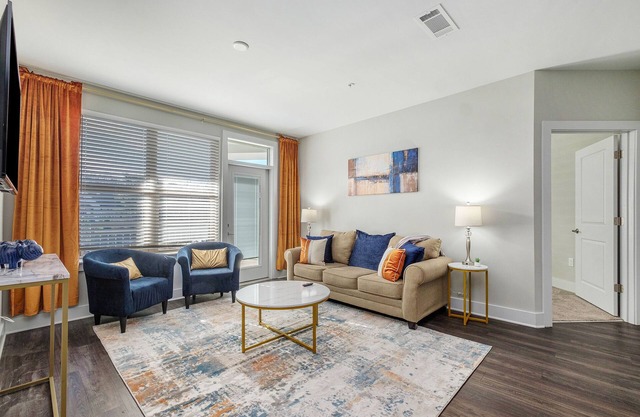 NoDa 2Bdr w/ 2 King beds| Free Parking| Fast-Wi-Fi| Smart TVs| Balcony