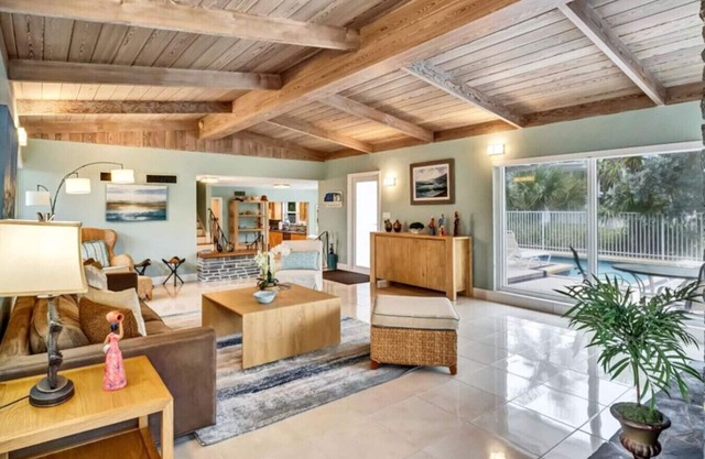 North Beach Retreat - pool, park & ocean