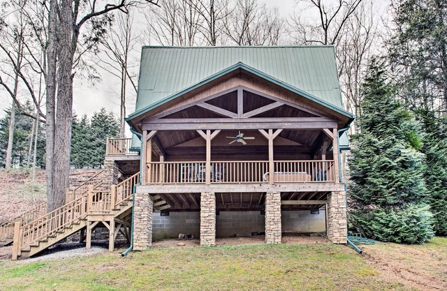 Cabina con sala de juegos y bañera de hidromasaje a Hendersonville