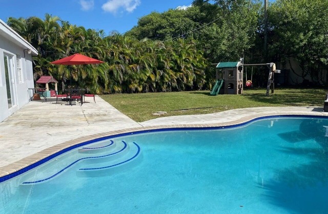 Pool and Bbq/ just 5 miles of BEACHES