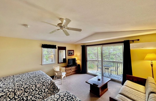 North Truro Condo W / Balcón privado y 2 camas Queen
