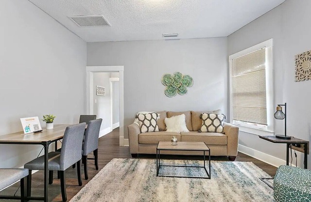 Cozy apartment in Springfield close to bars, parks, and restaurants