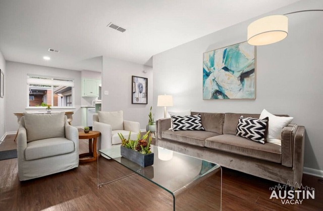 Retro Chic - Old Austin Charm W/ Updated Features!