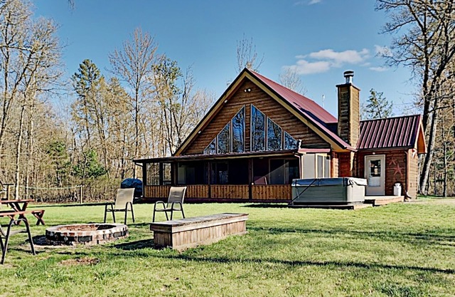 Escapada aislada de Northwoods: estanque de natación privado, bañera de hidromasaje y 70 acres de bosques
