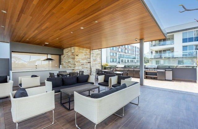 Modern luxury apartment with pool, gym, sauna. 160m to Swan River Foreshore