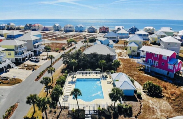 NOW HEATED POOL! PRIVATE BEACH ACCESS~2 POOLS~PICKLEBALL~WHEELCHAIR ACCESS~WIFI
