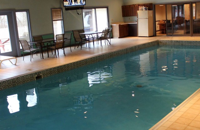 Interior-exterior climatizada Pool- Gimnasio- Plazas 16 6000 SF -Tenis Corte-