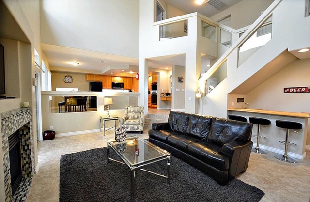 NV8876 · Piscina privada, spa, sala de juegos, WIFI!