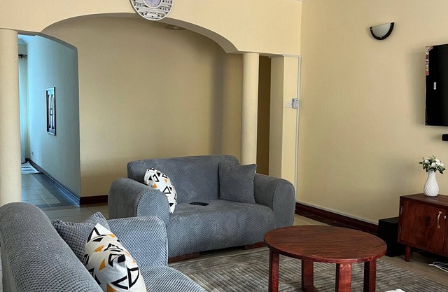 Nyali Tropical Retreat: 3-min walk to beach, near malls & major hotels.