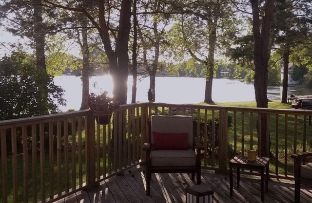Oakland County All-Sports Lakefront Home-5 Bedrooms with many amenities