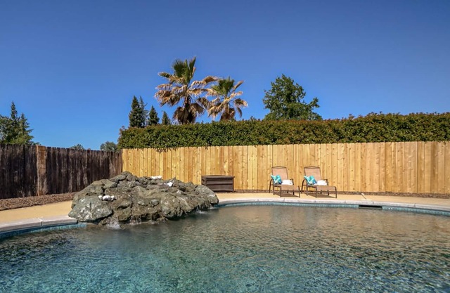 * Poolside Paradise Near Bethel * Capacidad para 10 personas