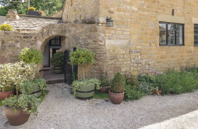 OAT HILL COTTAGE, pet friendly in Broadway
