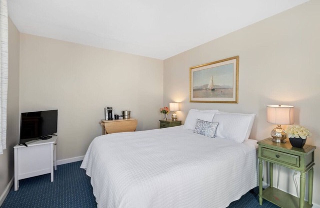 Ocean Deck 1 Queen Bed Suite with Views