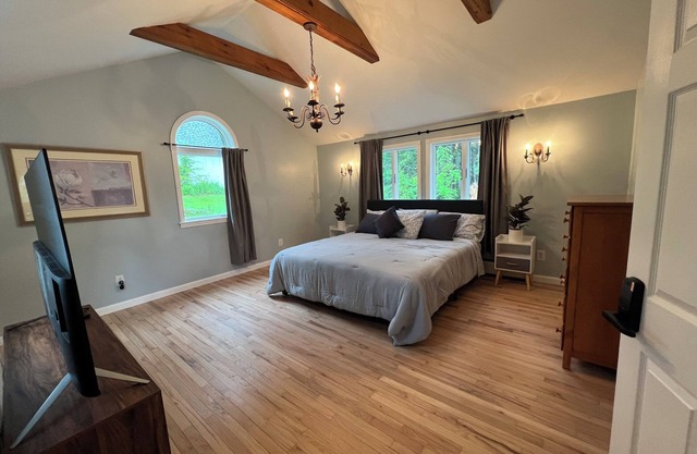 Quiet 3-bedroom cottage w/ 2 specious deck with water views in Brunswick w/ WiFi