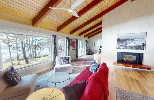 Ocean Front! Estate House with 3 Units Sleeps 12!