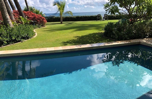 Propiedad privada frente al mar con piscina y sala de cine