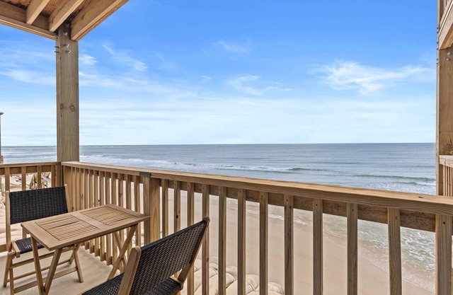 Ocean Front! Sleeps 6!