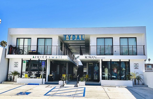 **OCEAN LOCATION**2 MIN WALK TO OCEAN** COMPETITIVELY PRICED***