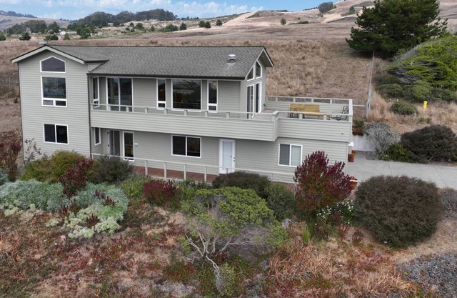 Ocean Ranch - Coastal home steps from beach!