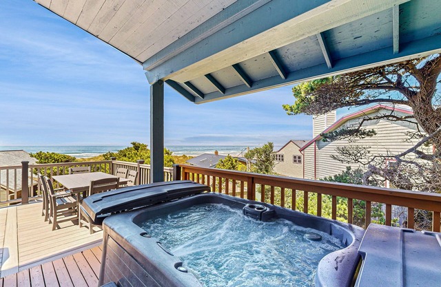 Casa con vista al mar con bañera de hidromasaje privada y terraza: ¡un perro bienvenido! (MCA # 520)