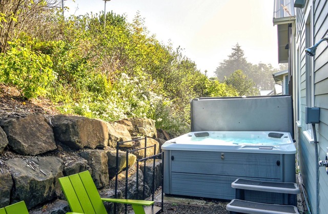 Ocean-View Getaway -Chefs Kitchen, Private Hot Tub, Dog Friendly, Double Patio