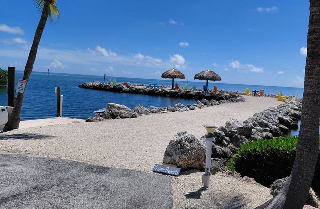 OCEAN VIEW Islamorada 1/1 newly refreshed concrete house, & tiki in Islamorada