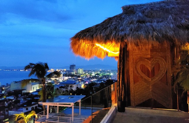 Eco Tree House Panoramic OCEAN VIEWS~Steps to Beach~w/Pool