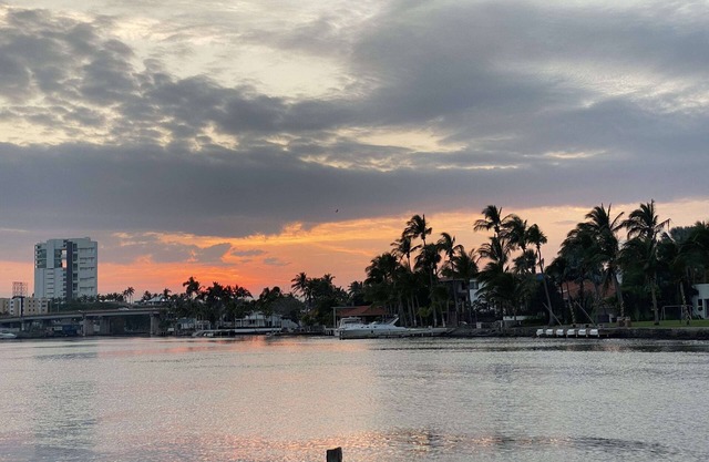 Netflix..! Ocean view, Pool, Beach great location.! Family & friends place.!
