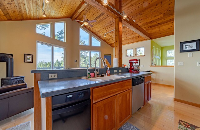 Ocean View Retreat Deck, Grill, Sauna, Exercise Room, Fireplace, & Free WiFi