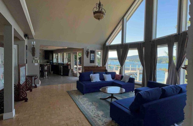 Ocean view use with huge party deck