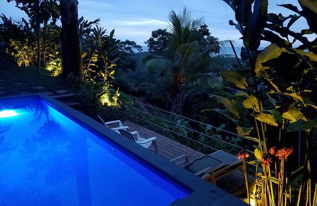 Villa Las Olas: piscina privada, cubierta flotante enorme, puestas de sol directas al mar.