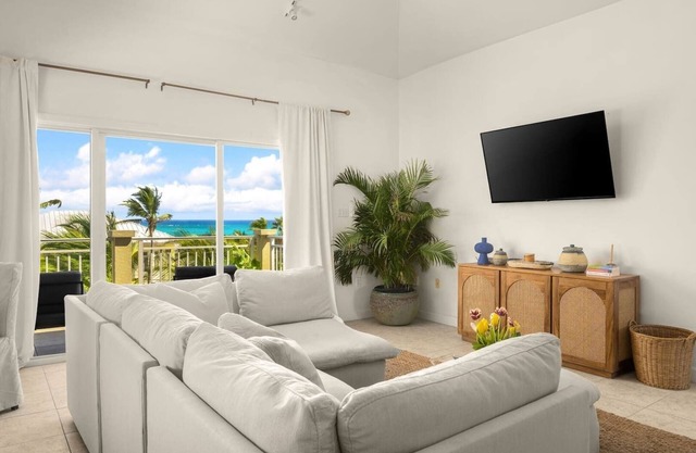 Ocean Views, Pool, Spacious 1 Bedroom