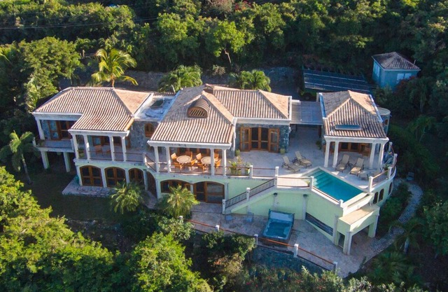 Oceana: Villa Clásica de 6 hab. Con piedra nativa del Caribe con piscina y vista espectacular