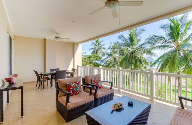 Condominio frente al mar con vistas panorámicas a la playa, balcón privado y piscina compartida