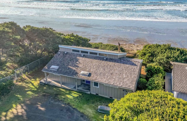 Casa frente al mar en un vecindario privado con paredes de ventanas para vistas al océano