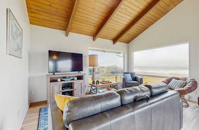 Oceanfront home w/ amazing sunsets, fire pit, & jacuzzi tub