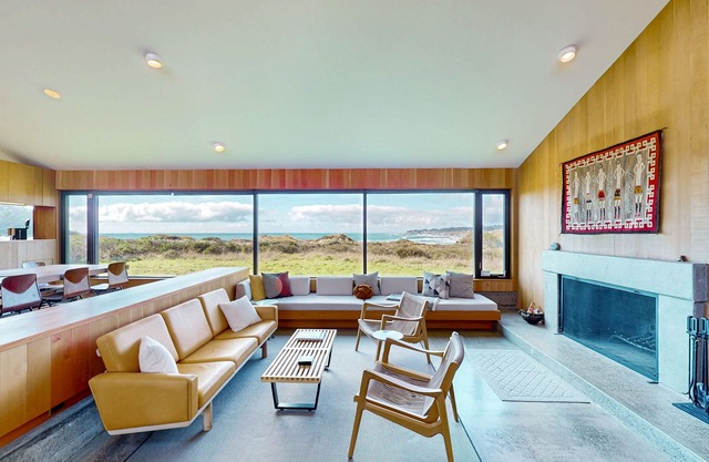 Casa frente al mar con bañera de hidromasaje privada, vistas, acceso a la playa y piscinas compartidas / tenis.